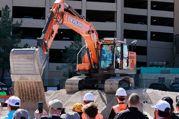 조종석에 운전자가 없는 무인 자율 굴착기를 북미 건설장비 전시회인 '콘엑스포 2026'에서 시연하고 있다. [사진=HD현대건설기계]