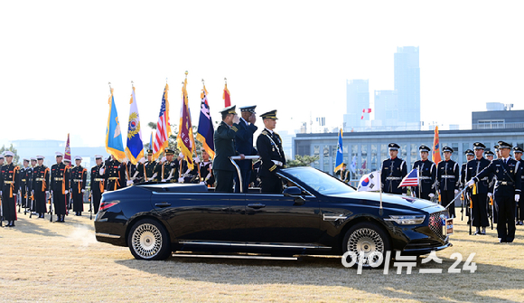 찰스 브라운 미 합참의장 환영 의장행사가 12일 오전 서울 국방부에서 열렸다. 김승겸 합참의장(왼쪽)과 브라운 미 합참의장이 열병식을 갖고 있다. [사진=정소희 기자]