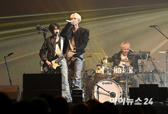 21일 서울 송파구 서울특별시교육청 학생체육관에서 '2026 JOY콘서트 - 보이스 오브 스프링(Voice of spring)'이 열렸다. 밴드 엔플라잉, 소란, 에이엠피가 멋진 무대를 선보이고 있다. [사진=정소희 기자]