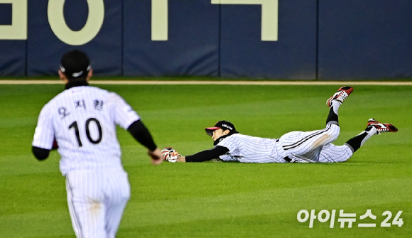 13일 오후 서울 잠실야구장에서 열린 '2023 KBO 포스트시즌' LG 트윈스와 KT 위즈의 한국시리즈 5차전 경기가 열렸다. 4회초 2사 1,2루 LG 박해민이 KT 김민혁의 타구를 잡아내고 있다. [사진=곽영래 기자]