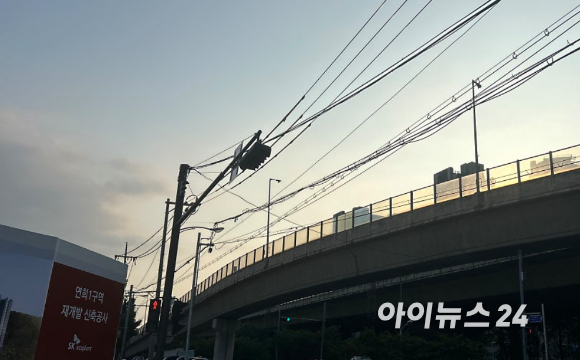 '드파인 연희' 시공 현장 바로 앞에 위치한 내부순환로가 보이고 있다. [사진=김민지 기자]