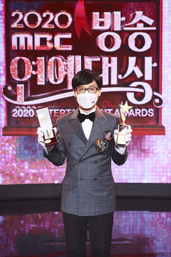 29일 오후 MBC에서 진행된 '2020 MBC 방송연예대상'에서 유재석이 영예의 대상을 수상하고 포즈를 취하고 있다. [사진=사진 제공=MBC]