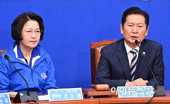 정청래 더불어민주당 대표가 13일 서울 여의도 국회에서 열린 최고위원회의에 앞서 경기도지사 추미애 후보 환영 발언을 하고 있다. [사진=곽영래 기자]