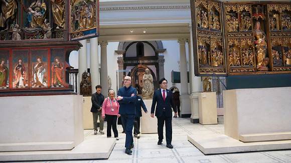 박일하(맨 앞 오른쪽) 동작구청장과 V&A 박물관 다니엘 슬레이터 총괄감독이 16일(현지시간) 영국 런던 V&A 박물관을 둘러보고 있다. [사진=동작구]