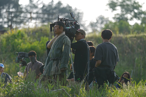 '왕과 사는 남자' 1500만 돌파 기념 촬영 비하인드 사진 [사진=(주)쇼박스]