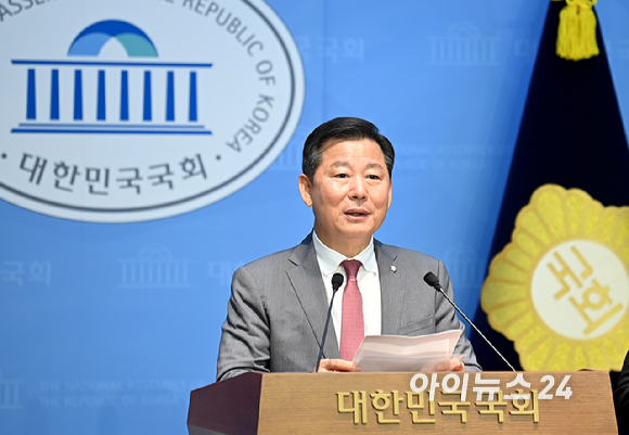 이철규 국민의힘 의원이 22일 오후 국회 소통관에서 특검 관련 입장 발표 기자회견을 하고 있다. [사진=곽영래 기자]