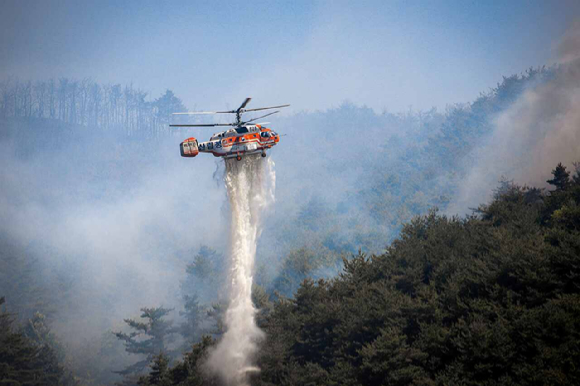 산불을 진화 중인 카모프 산불진화헬기 [사진=산림청]