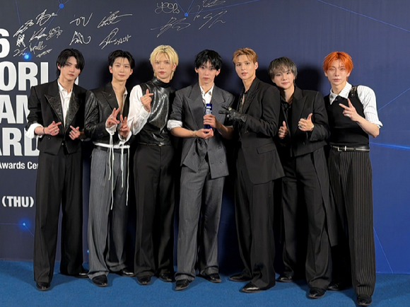 앰퍼샌드원이 '2026 케이 월드 드림 어워즈(K WORLD DREAM AWARDS)'에서 'K 월드 드림 글로벌 넥스트 리더상'을 수상했다. [사진=FNC엔터테인먼트]