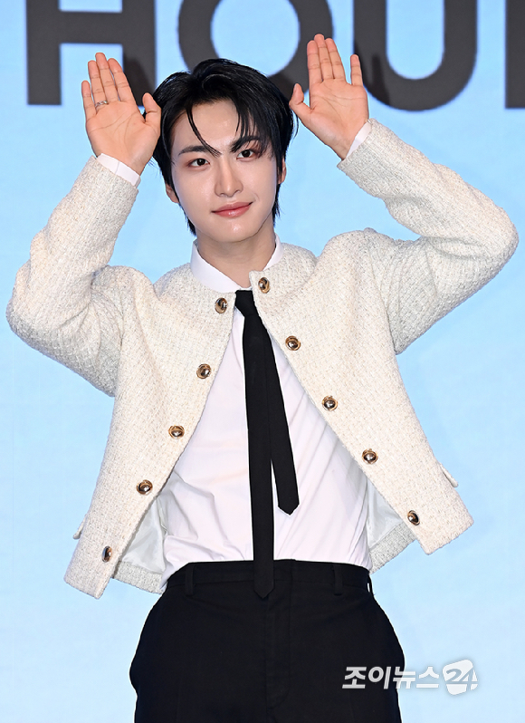 그룹 에이티즈 성화가 12일 오후 서울 마포구 호텔 나루 서울 엠갤러리에서 열린 미니 12집 '골든 아워 : 파트 3'(GOLDEN HOUR : Part.3) 앨범 발매 기념 기자간담회에서 포즈를 취하고 있다. [사진=곽영래 기자]