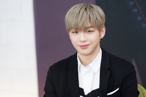 가수 강다니엘이 지난 2021년 온라인으로 진행된 디지털싱글 ‘PARANOIA’의 발매 기념 쇼케이스에 참석해 포즈를 취하고 있다. [사진=커넥트엔터테인먼트]