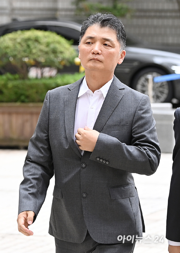 김범수 카카오 미래이니셔티브센터장이 26일 오후 서울고등법원에서 열린 '자본시장과금융투자업에관한법률위반 혐의' 항소심 3차 공판에 출석하고 있다. [사진=곽영래 기자]