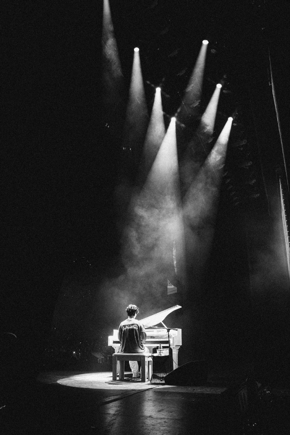 박보검이 남미 투어에서 무대를 꾸미고 있다. [사진=더블랙레이블]