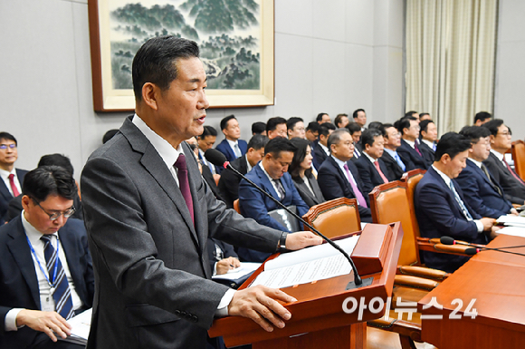 신원식 국가안보실장이 1일 서울 여의도 국회에서 열린 운영위원회의 대통령비서실, 국가안보실, 대통령경호처 국정감사에서 업무보고를 하고 있다. [사진=곽영래 기자]