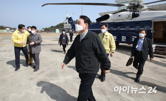 윤석열 대통령 당선인이 15일 경북 울진군 울진비행장에 도착해 헬기에서 내리고 있다. 윤 당선인은 이날 울진, 동해 등 산불피해지역을 방문했다. [사진=국회사진취재단]