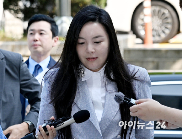 300억원대 사기 혐의를 받는 차가원 피아크그룹 회장 겸 원헌드레드 대표가 3일 오전 서울 서초구 서울중앙지방법원에서 열린 구속 전 피의자 심문(영장실질심사)에 출석하고 있다. 2026.08.03 [사진=사진공동취재단]