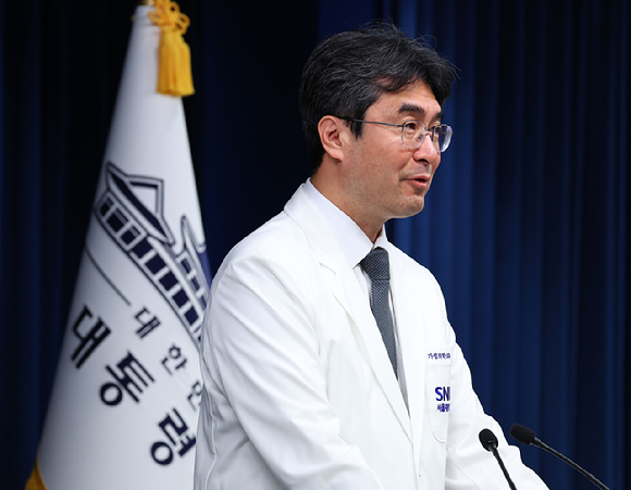 이재명 대통령 주치의 박상민 교수가 30일 용산 대통령실에서 영부인 관련 브리핑을 하고 있다. 박 교수는 전날 저녁 김 여사가 갑작스러운 어지럼증을 호소해 방문 진료한 결과 이석증임을 확인했다고 밝혔다. 2025.9.30 [사진=연합뉴스]