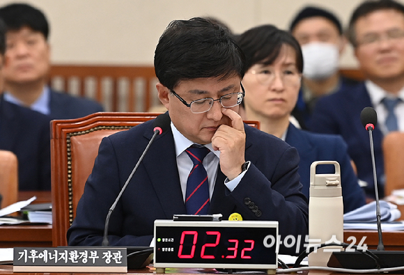 김성환 기후에너지환경부 장관이 14일 서울 여의도 국회에서 열린 기후에너지환경위원회 국정감사에서 자료를 확인하고 있다. [사진=곽영래 기자]