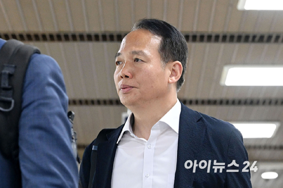 내란중요임무종사 혐의를 받는 이상현 전 제1공수특전여단장이 2일 오후 서울 서초구 서울중앙지방법원에서 열린 공판에 출석하고 있다. [사진=사진공동취재단]