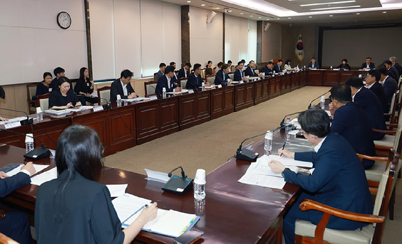 사진은 지난 3일 열린 '가계부채 점검회의'에 참석한 관계기관. [사진=금융위원회]