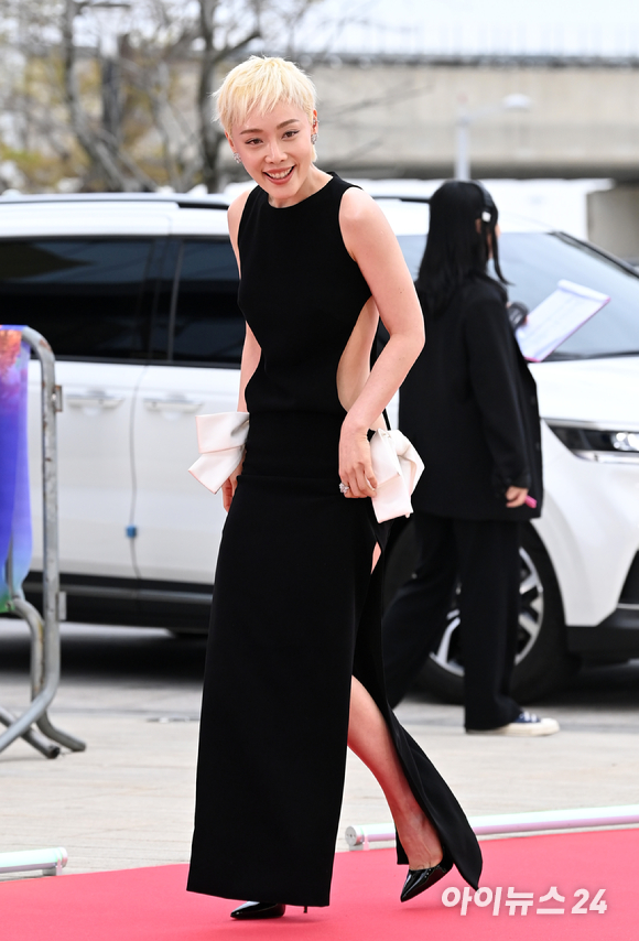 배우 송혜교(왼쪽 위부터 시계방향으로), 박성훈, 김히어라, 김건우, 임지연이 28일 오후 인천 파라다이스시티에서 열린 제59회 백상예술대상 레드카펫에서 포즈를 취하고 있다. [사진=김성진 기자]