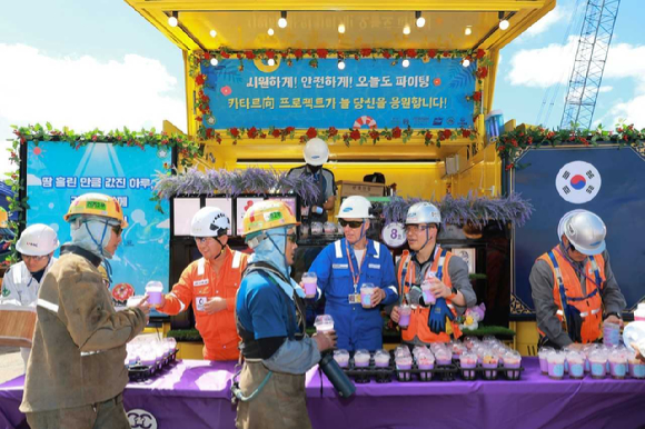 이왕근 삼성중공업 조선소장(오른쪽 2번째)과 앤디 그라함(Andy Graham)JP모건 사이트메니져(오른쪽 3번째)가 수박화채를 나누어 주고 있다. [사진=삼성중공업]