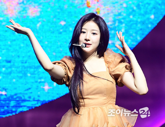 그룹 피프티 피프티 예원이 20일 오후 서울 광진구 광장동 예스24라이브홀에서 열린 피프티 피프티(FIFTY FIFTY) 두 번째 미니 앨범 '러브 튠(Love Tune)' 발매 기념 쇼케이스에 참석해 타이틀곡 'SOS' 무대를 선보이고 있다. [사진=정소희 기자]