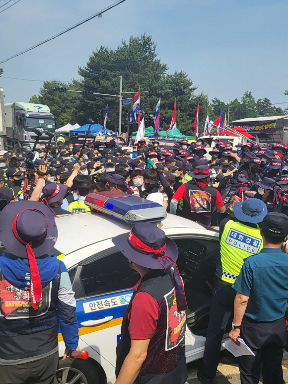 지난 6월 하이트진로 파업 시작 때 이천공장 점거를 위해 화물연대 측이 진입을 시도하고 있는 모습. [사진=하이트진로]