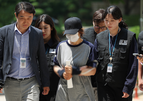 21대 대통령선거 사전투표 첫날 남편 명의로 대리투표를 해 공직선거법상 사위투표 혐의를 받는 선거사무원 박씨가 1일 구속 전 피의자 심문(영장실질심사)을 위해 서울 서초구 서울중앙지방법원에 들어서고 있다. 2025.6.1 [사진=연합뉴스]