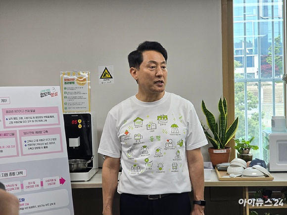 오세훈 국민의힘 서울시장 후보가 30일 서울마음편의점 관악점에서 2호 공약으로 '마음 체력 회복 서울'을 발표하고 있다. [사진=김한빈 기자]