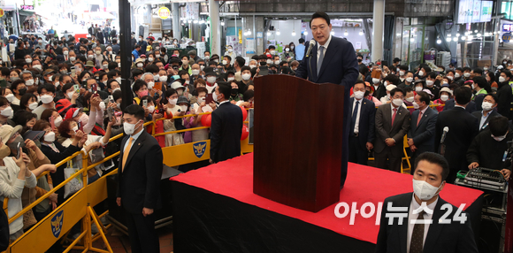 윤석열 대통령 당선인이 26일 인천 계양산전통시장을 방문해 시민들에게 인사하고 있다. [사진=인수위 사진기자단]