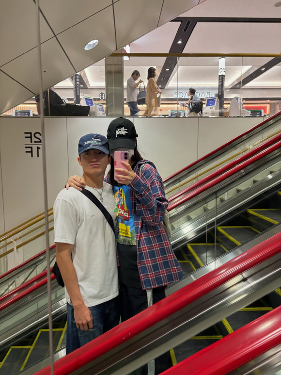 공개 열애 중인 배우 지예은과 댄서 바타가 커플 사진을 공개했다. [사진=바타 SNS]
