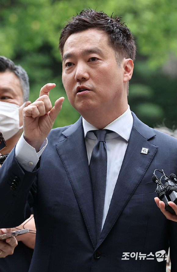 배우 김수현의 명예를 훼손한 혐의를 받는 김세의 가로세로연구소 대표가 26일 오전 서울 서초구 서울중앙지방법원에서 열린 구속 전 피의자 심문(영장실질심사)에 출석하고 있다. [사진=사진공동취재단]