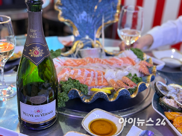 광어, 우럭, 연어 등 대중적 횟감과 페어링한 뵈브드 베르네 브뤼. [사진=전다윗 기자]