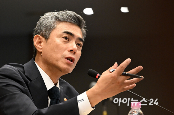 강신철 국방부 장관이 7일 오전 서울 용산구 국방부에서 열린 국회 국방위원회의 국방부에 대한 국정감사에서 의원 질의에 답하고 있다. [사진=국회사진기자단 ]