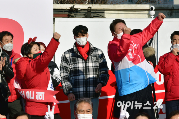 윤석열 국민의힘 대선후보가 17일 서울 서초구 고속버스터미널에서 열린 집중유세에서 어퍼컷 세리머니를 하고 있다. [사진=국회사진취재단]