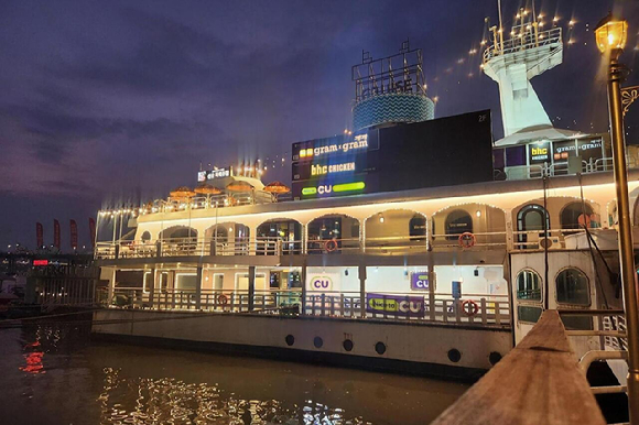 그램그램, bhc 한강 압구정 크루즈점 전경. [사진=다이닝브랜즈그룹]