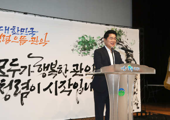 청렴 캘리그라피 퍼포먼스 후 청렴한 조직문화에 대해 당부하는 박준희 관악구청장. [사진=관악구]