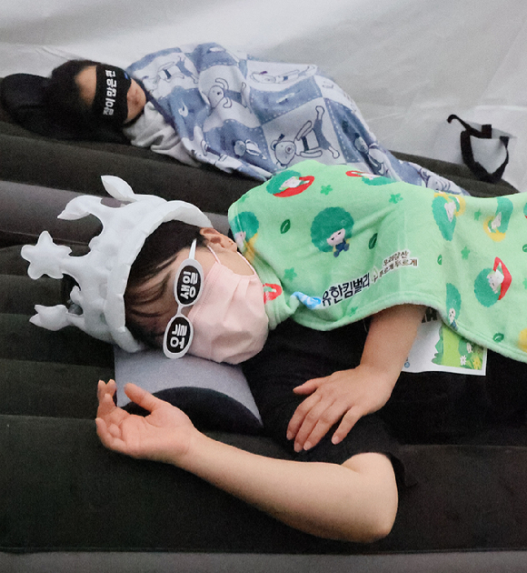 유한킴벌리 '2025 우리강산 푸르게 푸르게 '숲속 꿀잠대회''가 28일 남양주시 광릉숲에서 열렸다. 사진은 숲속에서 숙면을 취하는 참가자들의 모습. [사진=유한킴벌리]