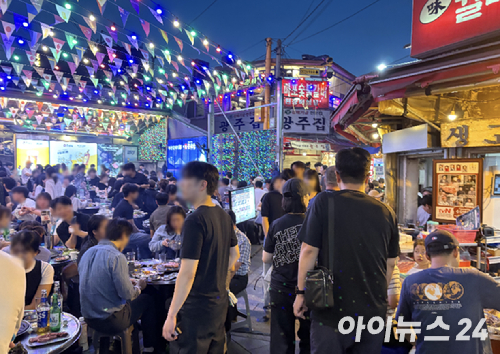 종로3가역 인근 야외 공간에서 손님들이 이야기를 나누고 있다. [사진=설래온 기자 ]