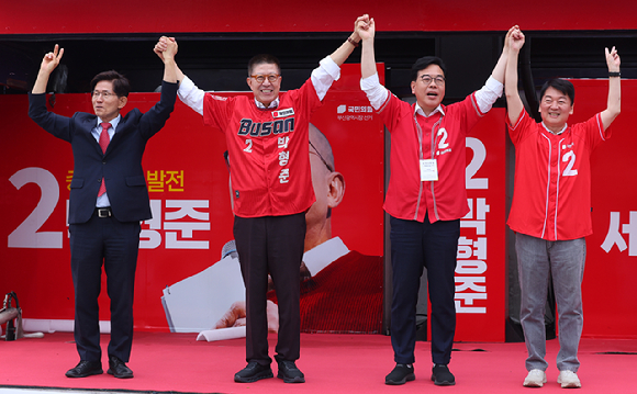 6ㆍ3 지방선거 및 재보선 공식 선거운동 첫날인 21일 국민의힘 장동혁 상임선거대책위원장이 대전 동구 대전역 서광장에서 이장우 대전시장 후보 지지 발언을 하고 있다. 2026.5.21 [사진=연합뉴스]