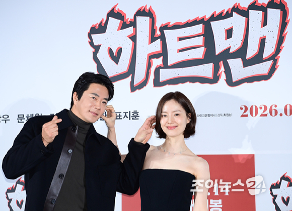 배우 권상우와 문채원이 11일 오전 서울 광진구 자양동 롯데시네마 건대입구점에서 열린 영화 '하트맨'(감독 최원섭) 제작보고회에 참석하고 있다. [사진=정소희 기자]