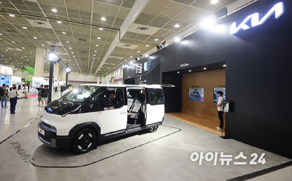 전기차, 전기 이륜차, 전기식 건설기계 등 친환경 이동수단의 미래를 한눈에 볼 수 있는 'EV 트렌드 코리아 2026'이 25일 서울 강남구 코엑스에서 열렸다. 기아 부스에서 이달 출시된 PV5 패신저 7인승(2-2-3)이 전시되고 있다. [사진=정소희 기자]