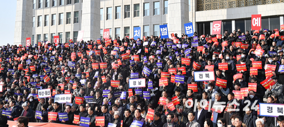 전국 중소기업인과 영세 건설업자, 소상공인들이 31일 서울 여의도 국회에서 중대재해처벌법 유예 불발 규탄 대회에서 구호를 외치고 있다. [사진=곽영래 기자]