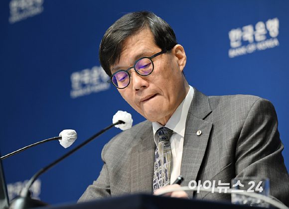 이창용 한국은행 총재가 25일 서울 중구 한국은행 본관에서 열린 금융통화위원회 본회의를 마친후 통화정책방향 기자 간담회를 열고 기자들의 질문을 받고 있다. [사진=사진공동취재단]