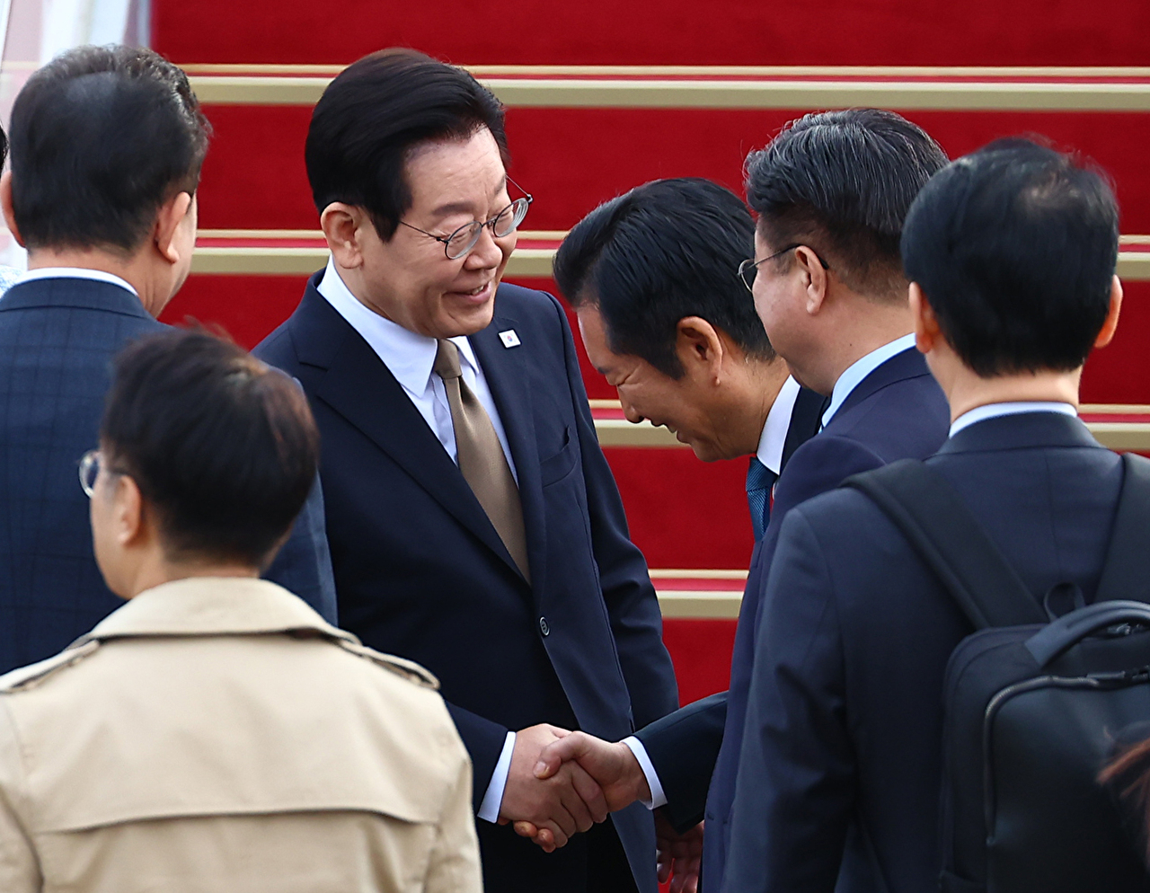 주요 20개국(G20) 정상회의 참석을 계기로 UAE·이집트·튀르키예 등 4개국 순방에 나서는 이재명 대통령과 김혜경 여사가 17일 성남 서울공항에서 공군 1호기에 올라 인사하고 있다. 2025.11.17 [사진=연합뉴스]