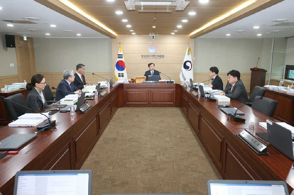 김종철 방송미디어통신위원회 위원장(가운데)을 비롯한 1기 방미통위 상임&middot;비상임위원들이 지난 10일 정부과천청사에서 2026년 제1차 전체회의를 진행하고 있다. [사진=방미통위]