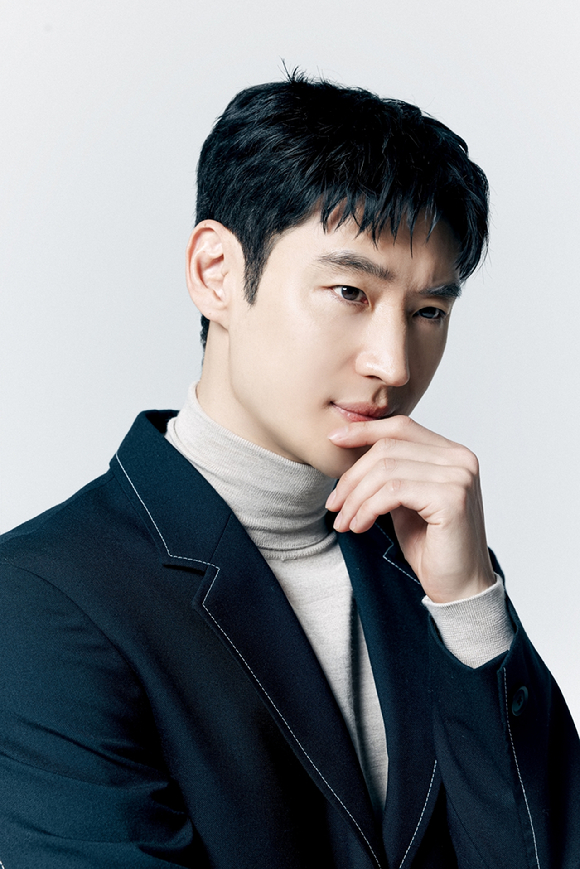 배우 이제훈이 SBS 금토드라마 '모범택시3' 인터뷰에 앞서 포즈를 취하고 있다. [사진=컴퍼니온]