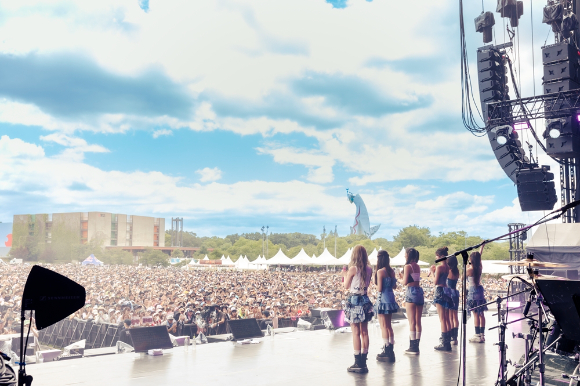 아이브가 일본 최대 음악 페스티벌 &lsquo;서머소닉 2024(SUMMER SONIC 2024)&rsquo; 무대에 올라 공연을 펼치고 있다. [사진=스타쉽엔터테인먼트]