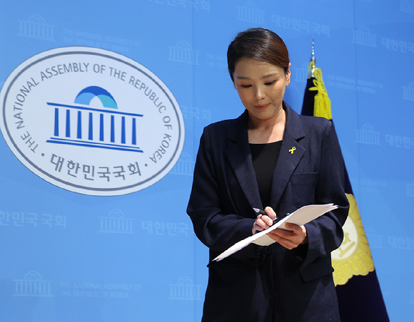 조국혁신당 강미정 대변인이 4일 서울 여의도 국회 소통관에서 당내 성비위 의혹과 관련한 탈당 기자회견을 하고 있다. 2025.9.4 [사진=연합뉴스]