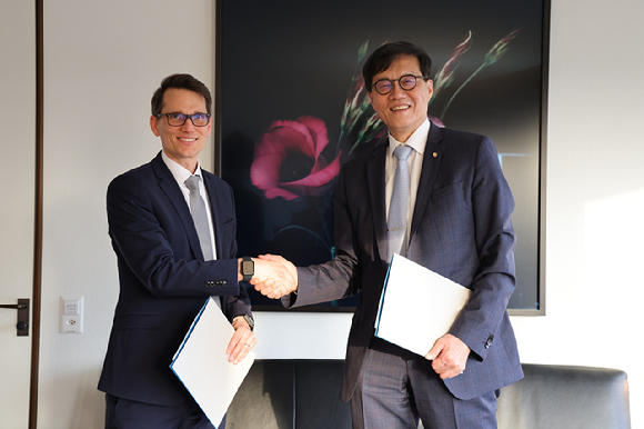 이창용 한국은행 총재(오른쪽)와 마틴 슐레겔 스위스 중앙은행 총재(왼쪽)가 지난 1일 스위스 바젤 국제결제은행(BIS) 본부에서 통화스와프 계약을 갱신하고 기념촬영을 하고 있다. [사진=한국은행]